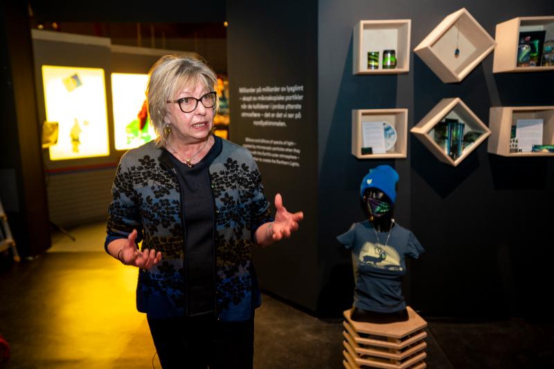 Unni Pia Løvhaug, professor i romfysikk ved UiT har forsket på nordlyset i over 30 år. Her viser hun fram den nye utstillingen til Norges arktiske universitetsmuseum, om dagens nordlysforskning. 